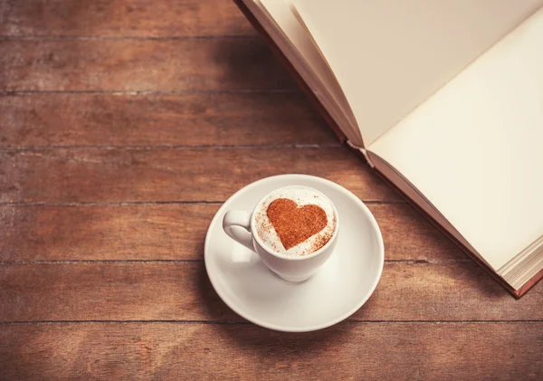 Tazza di caffè con cuore sagomato — Foto Stock