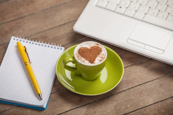 Copa de jalá con corazón de forma — Foto de Stock