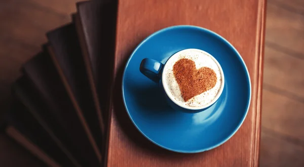 Xícara de café com coração de forma — Fotografia de Stock