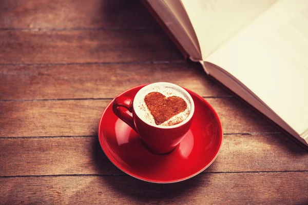 Šálek kávy s tvar srdce — Stock fotografie