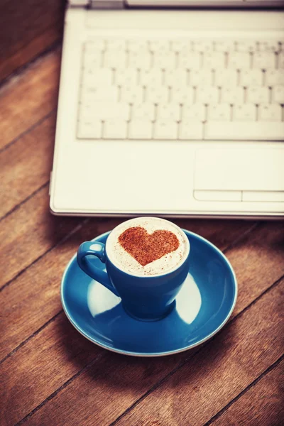 Tasse Kaffee mit Herz in Form — Stockfoto