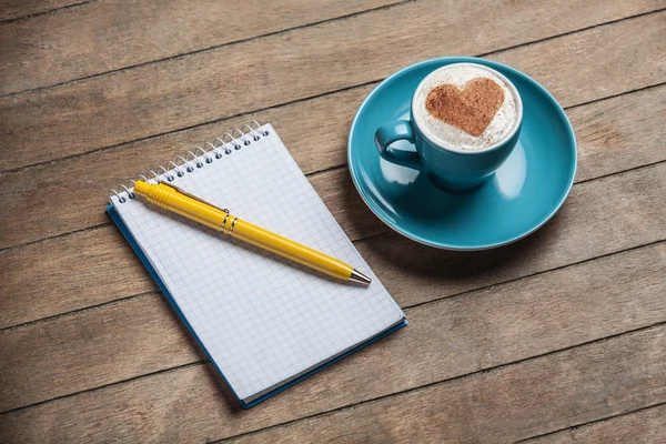 Tazza di caffè con cuore sagomato — Foto Stock