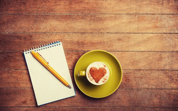 Tasse Kaffee mit Herz in Form — Stockfoto