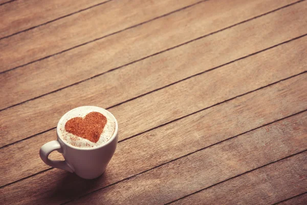 Tasse Kaffee auf einem Holztisch. — Stockfoto