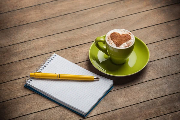 Kopje? offee op een houten tafel. — Stockfoto