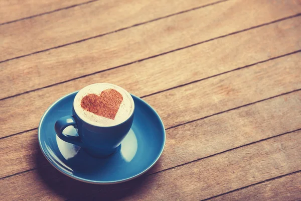 Taza de caramelo sobre una mesa de madera . —  Fotos de Stock