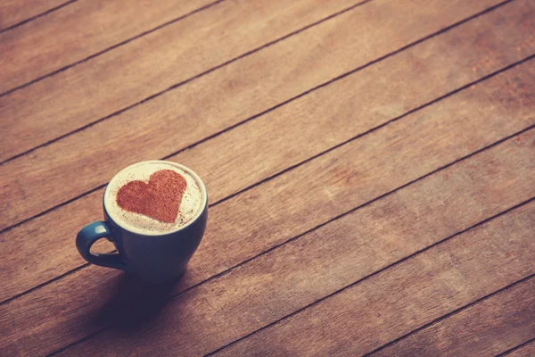 Kopje? offee op een houten tafel. — Stockfoto