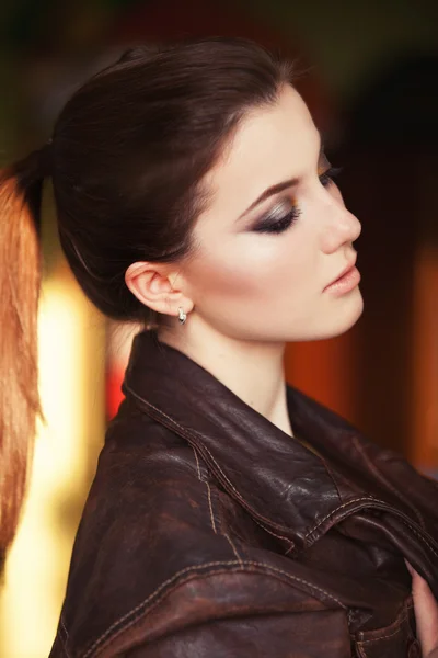 Retrato de una mujer con maquillaje —  Fotos de Stock