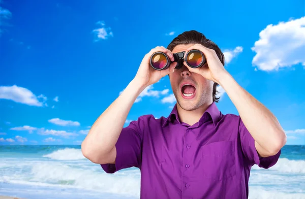 Schöner Mann mit Fernglas in der Nähe der See. — Stockfoto