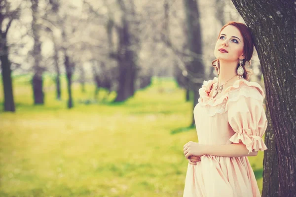 屋外の春のドレスで美しい女性. — ストック写真