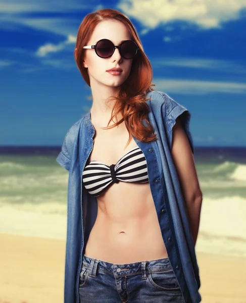 Kızıl saçlı genç kız sahilde — Stok fotoğraf