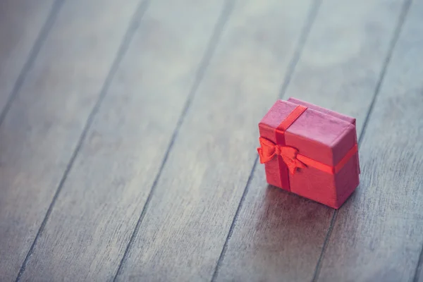 Weihnachtsgeschenkbox auf Holztisch — Stockfoto