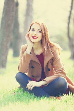 Kızıl saçlı kadınların bir parkta 