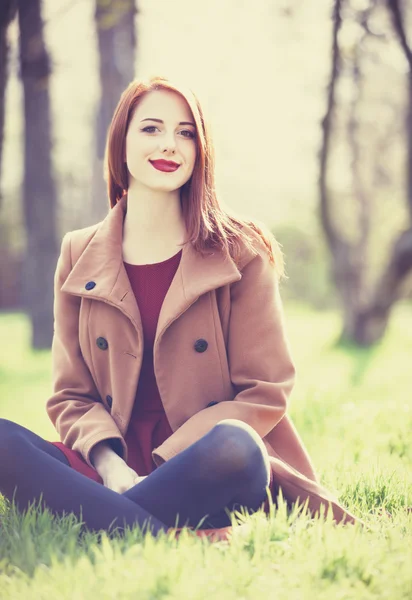 Donne rosse in un parco — Foto Stock