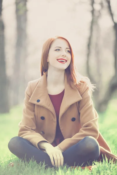 在公园里的红发女人 — 图库照片