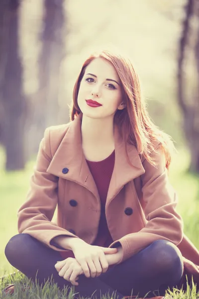 Donne rosse in un parco — Foto Stock