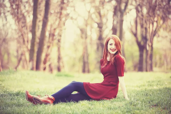 Roodharige vrouwen in een park — Stockfoto