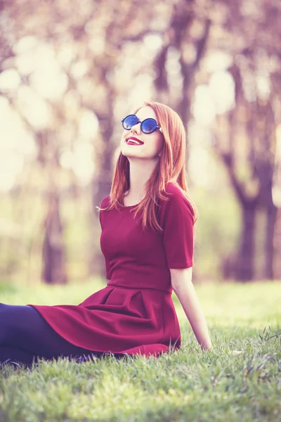 공원에 있는 빨간 머리 여자 — 스톡 사진