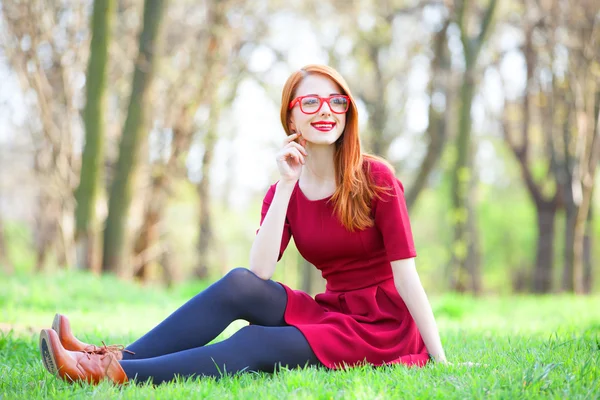 공원에 있는 빨간 머리 여자 — 스톡 사진
