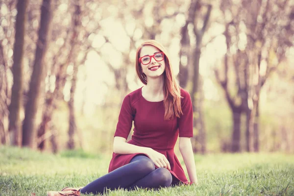 Roodharige vrouwen in een park — Stockfoto