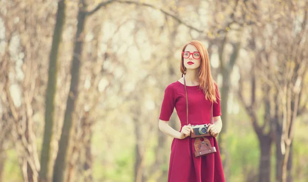 カメラを持つ公園で赤毛の女性 — ストック写真