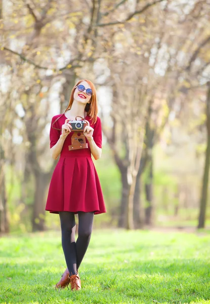 Rothaarige Frauen in einem Park mit Kamera — Stockfoto