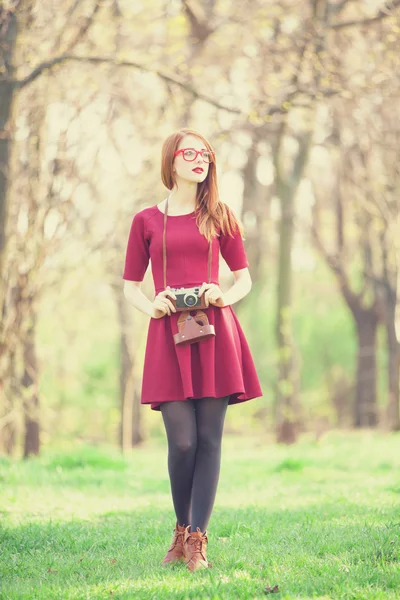 Donne rosse in un parco con macchina fotografica — Foto Stock