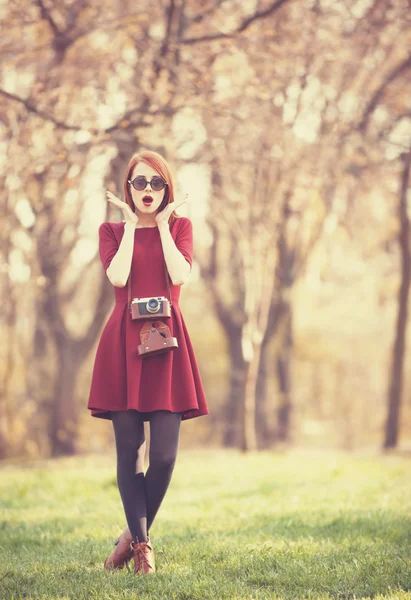 Donne rosse in un parco con macchina fotografica — Foto Stock