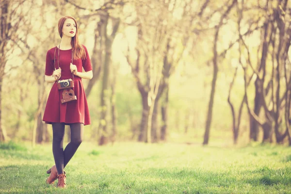 Donne rosse in un parco con macchina fotografica — Foto Stock