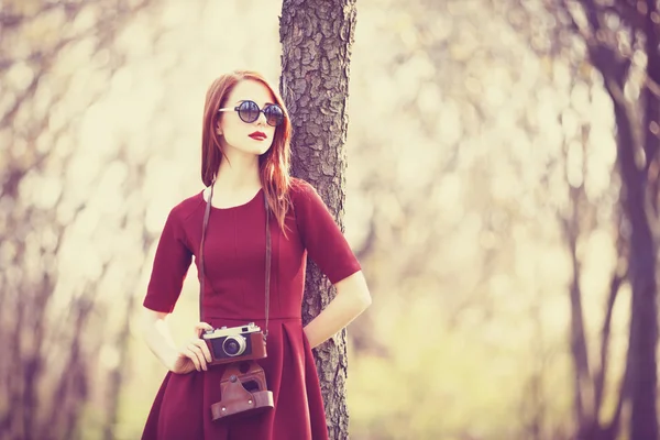 Femme rousse dans un parc avec caméra — Photo