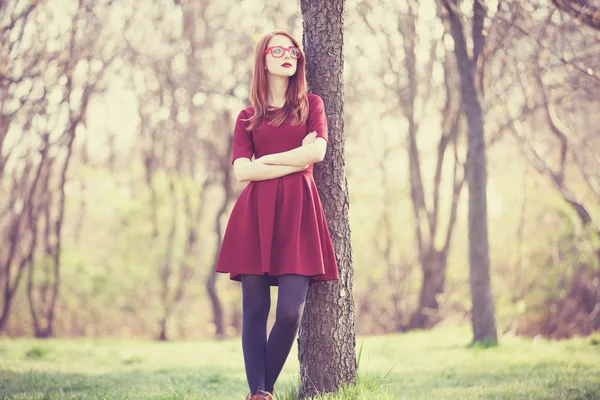 Donne rosse in un parco — Foto Stock