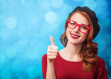 bere mavi zemin üzerine Kızıl saçlı kadın.