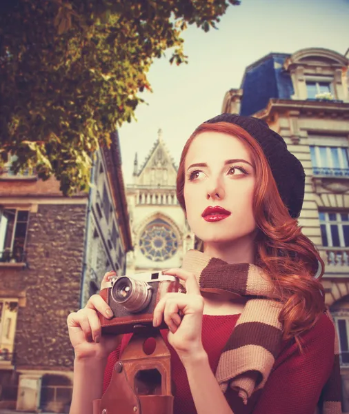 Redhead girl with camera — Stock Photo, Image