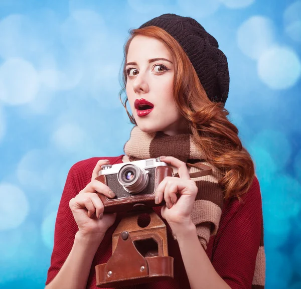 Roodharige vrouwen in baret — Stockfoto