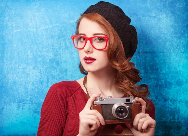 Roodharige vrouwen in baret — Stockfoto