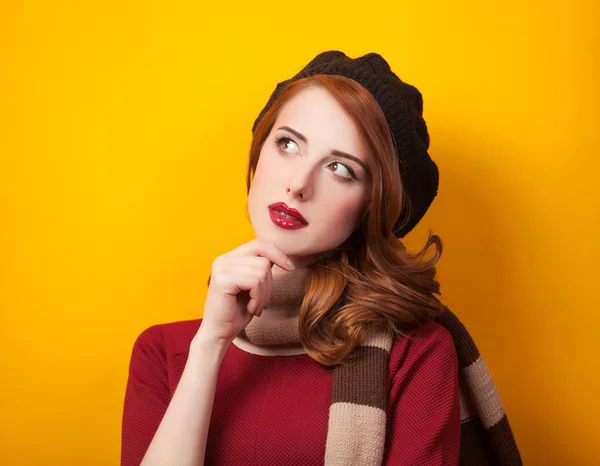 Roodharige vrouwen in baret — Stockfoto