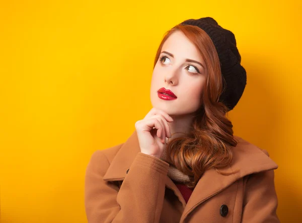 Roodharige vrouwen in baret — Stockfoto