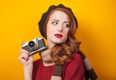 Kızıl saçlı kadın kamera eşarp ve vintage