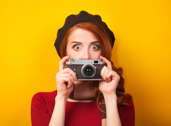 Femme rousse avec écharpe et caméra vintage — Photo