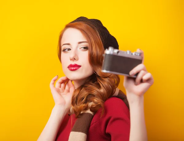 Mulheres ruivas com cachecol e câmera vintage — Fotografia de Stock