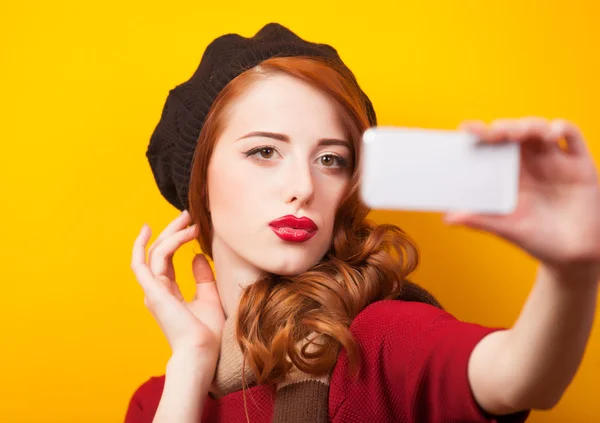 Estilo menina com o telefone móvel fazendo auto foto . — Fotografia de Stock