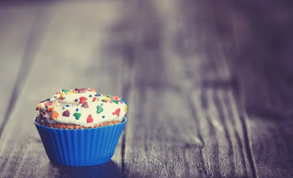 Cupcake on wooden table. — Stock Photo, Image