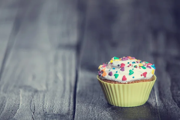 Cupcake na mesa de madeira . — Fotografia de Stock