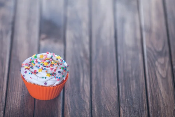 Cupcake on wooden table. — Stock Photo, Image