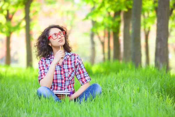 Indiase meisje met laptop in het park. — Stockfoto