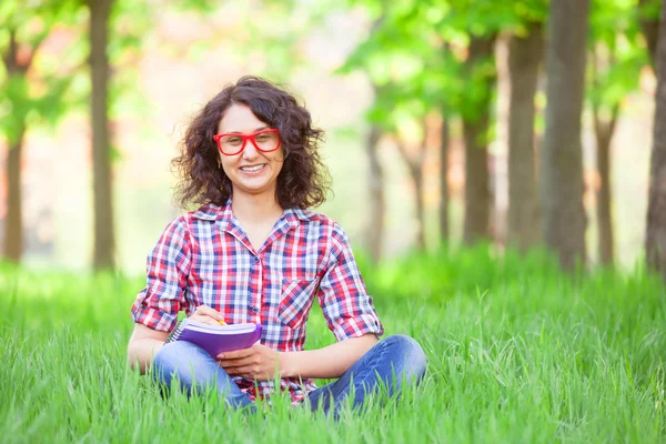 Menina indiana com caderno no parque . — Fotografia de Stock