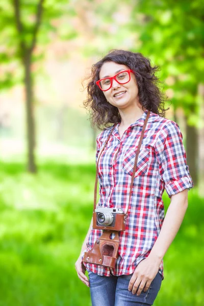 India chica con cámara en el parque . — Foto de Stock