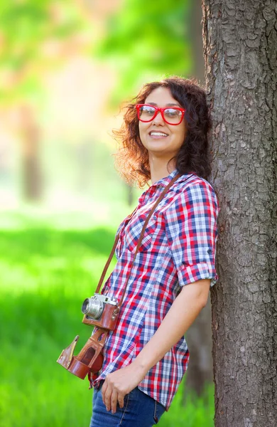 Indisches Mädchen mit Kamera im Park. — Stockfoto