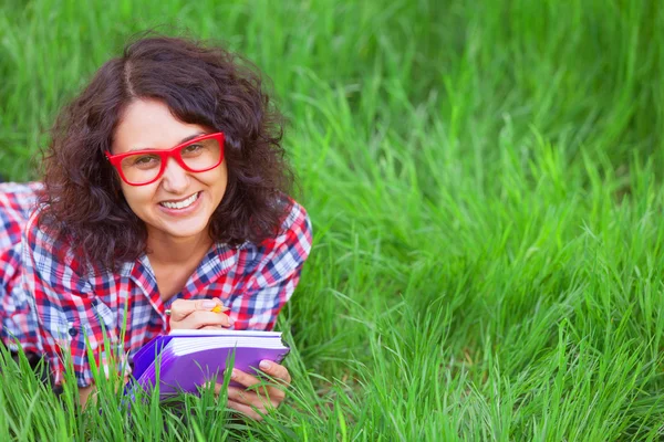 Chica india con cuaderno en el parque . — Foto de Stock
