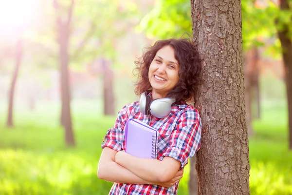 Chica india con auriculares en el parque . — Foto de Stock